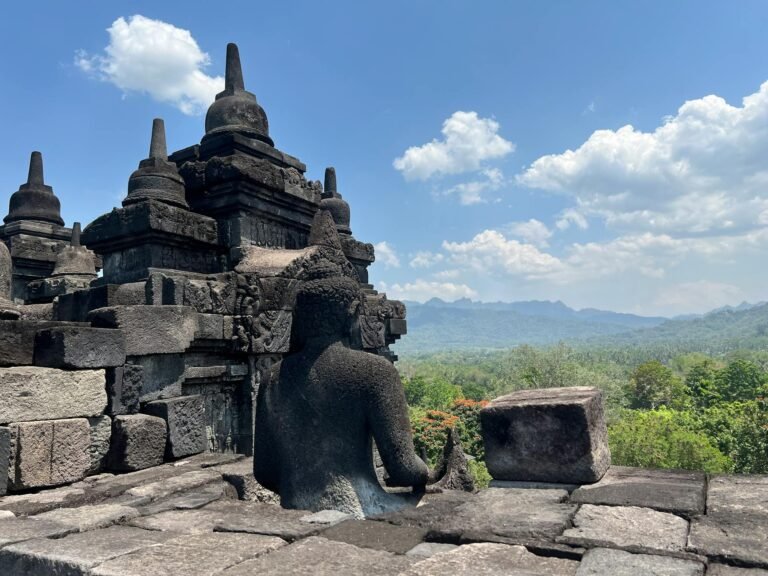 Tips Berwisata ke Candi Borobudur Saat Musim Hujan: Pengalaman Magis yang Tak Terlupakan
