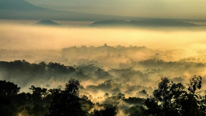 Sunrise di area Borobudur untuk pengalaman pagi Gereja Ayam Bukit Rhema