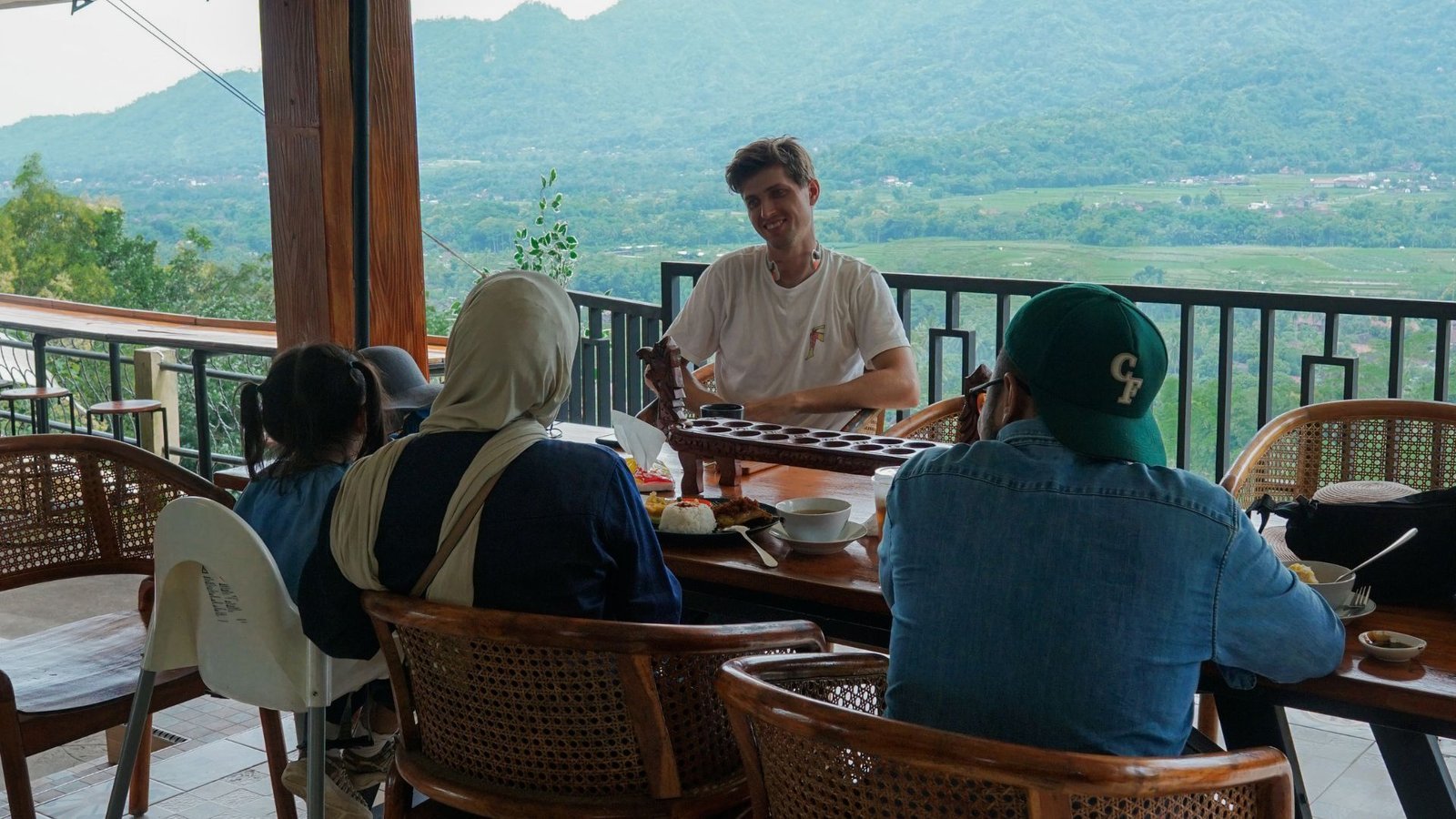 Ceto Resto Lounge Borobudur sebagai restoran dan lounge bernuansa heritage di Magelang