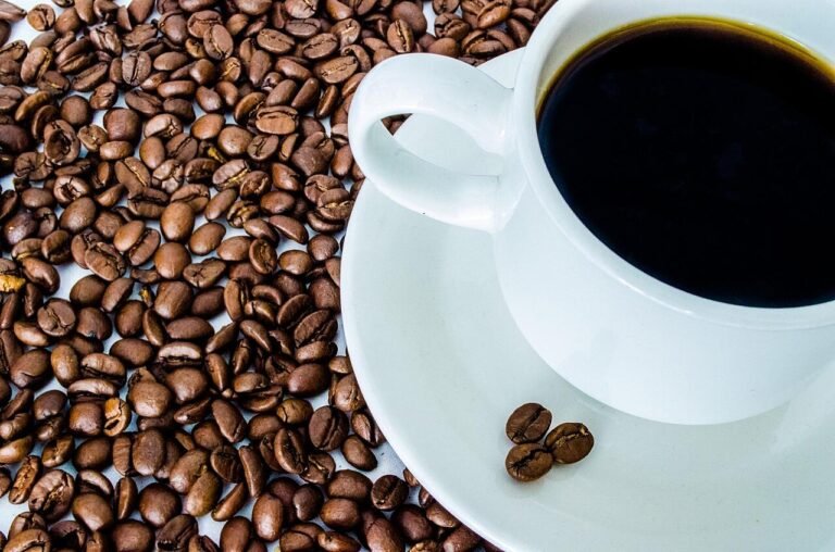 Secangkir kopi dan biji kopi untuk ilustrasi coffee shop Magelang