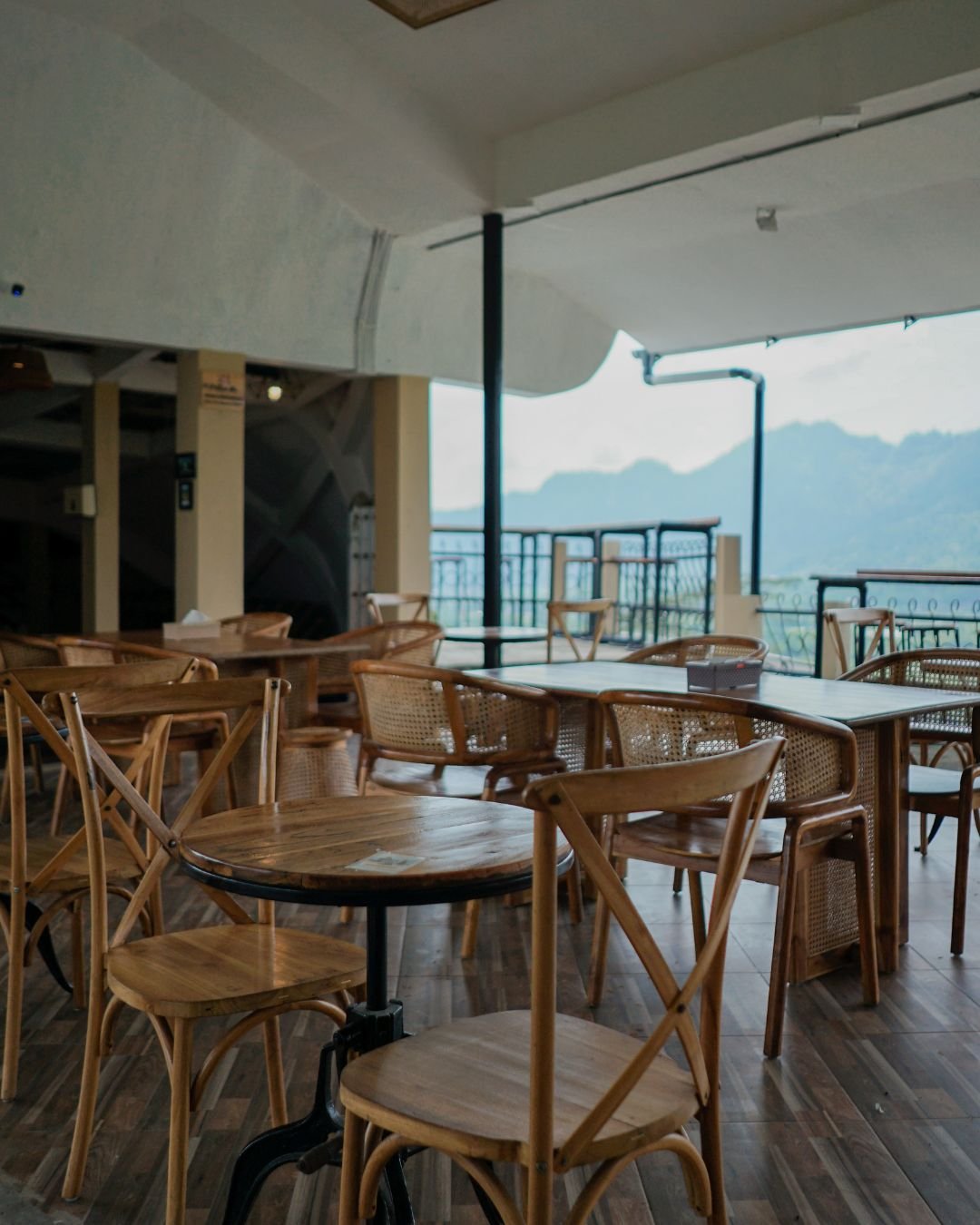 Lantai 3 Kedai Bukit Rhema dengan view Bukit Menoreh dekat Candi Borobudur