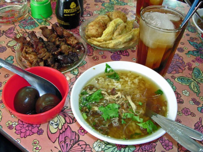 Soto hangat sebagai ilustrasi kuliner Magelang dan makanan berkuah khas Jawa Tengah