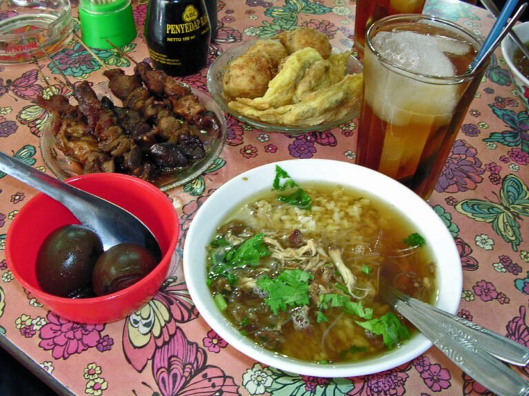 Soto hangat sebagai ilustrasi kuliner Magelang dan makanan berkuah khas Jawa Tengah