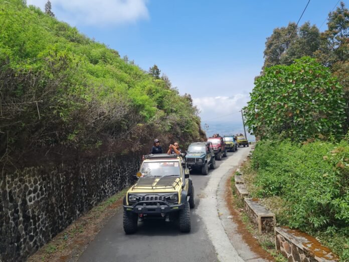 Paket wisata Jeep Telomoyo Magelang untuk menikmati sunrise di puncak gunung