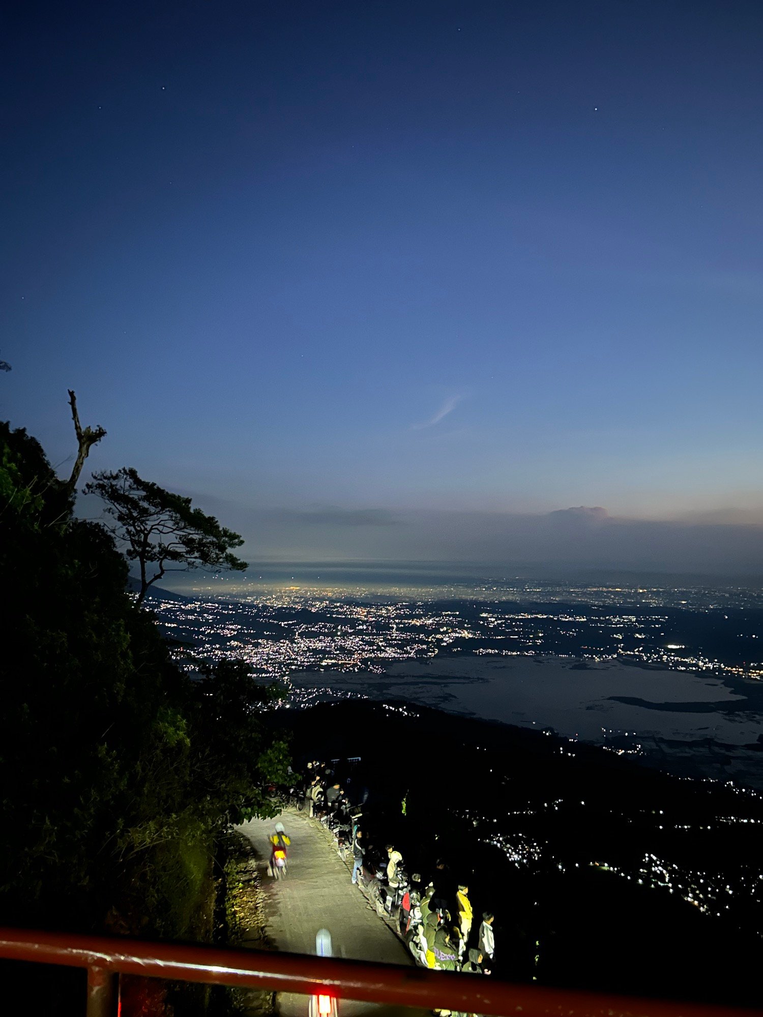 Pemandangan pagi saat mengikuti paket Jeep Telomoyo Sunrise