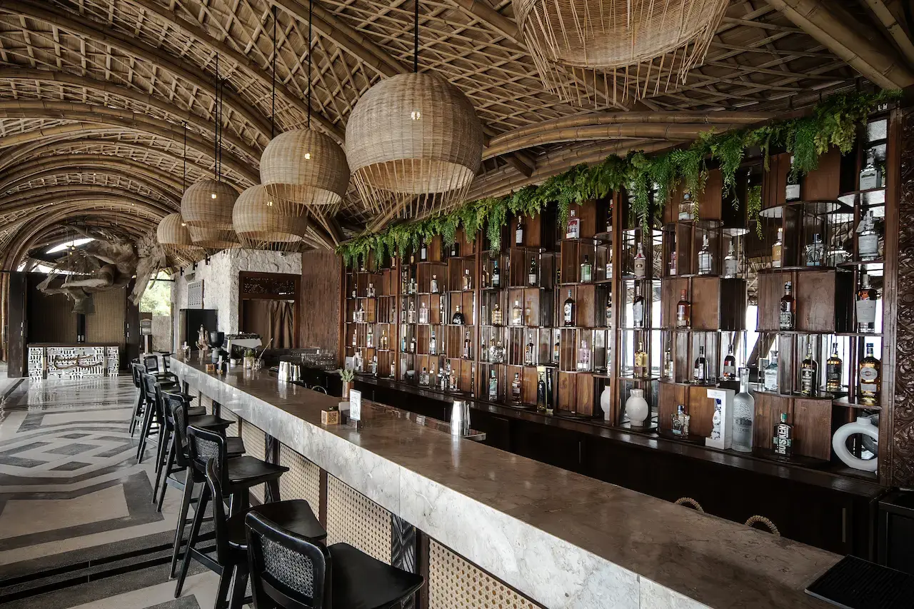 Bar dan dining area Bali dengan desain tropis untuk dinner romantis