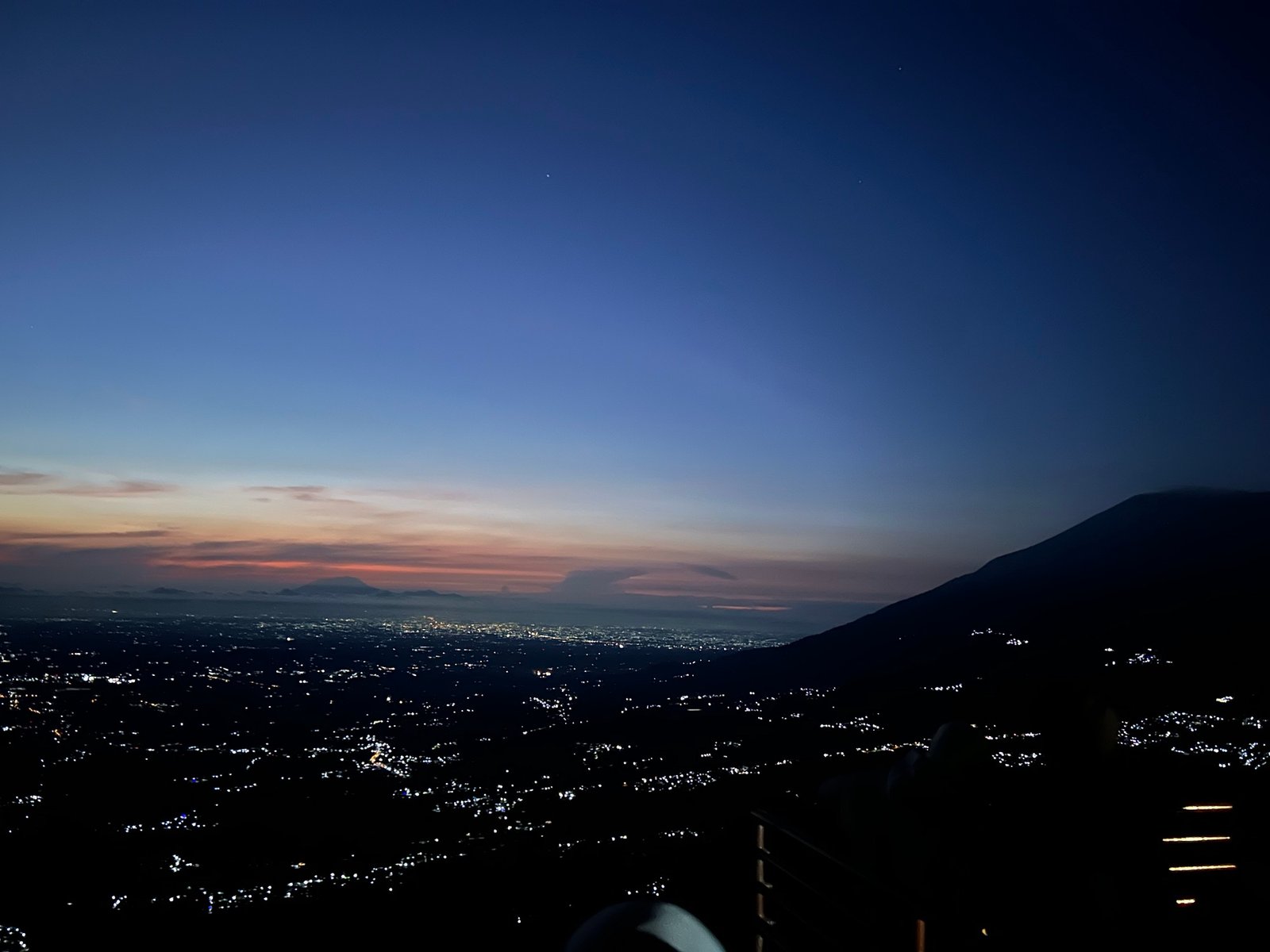 Spot foto Telomoyo Magelang saat sunrise dengan panorama pegunungan