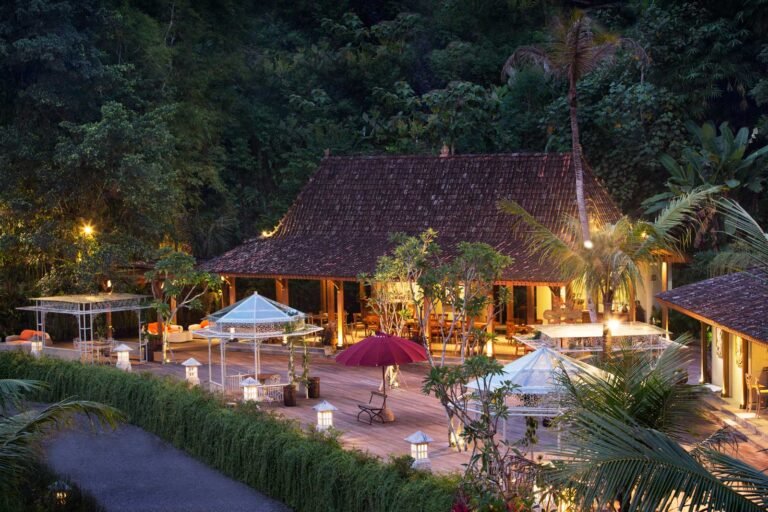 Stupa Restaurant Plataran Borobudur dengan suasana makan dan pemandangan Magelang