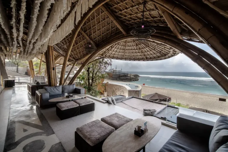 Tempat dinner dengan suasana sunset di Bali dengan ocean view dan lounge romantis