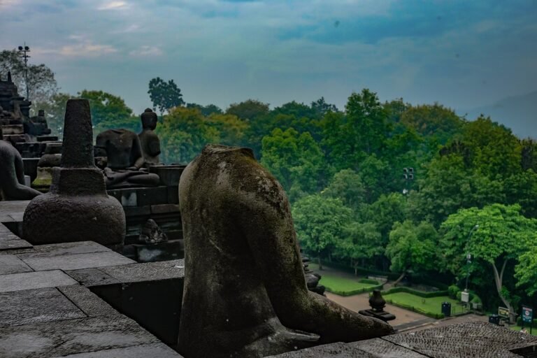 Candi Borobudur sebagai landmark utama kawasan tempat makan dekat Borobudur