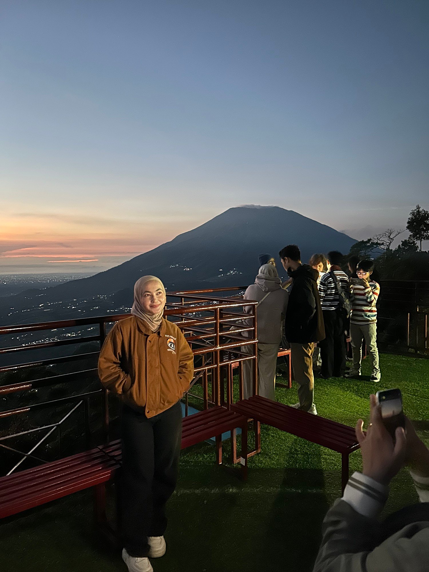 Wisatawan lokal menikmati sunrise di Gunung Telomoyo Magelang