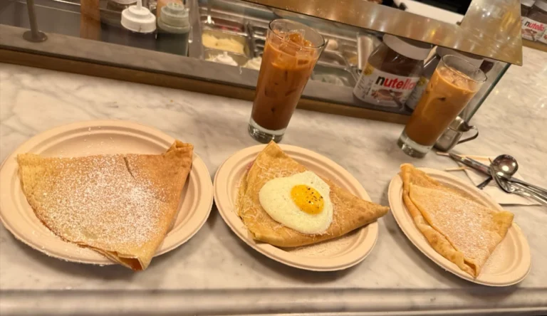 Crepe Bar Suzette dengan Thai tea untuk artikel kuliner global Cafe Borobudur