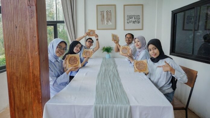 Membuat Pizza di Kedai Bukit Rhema Borobudur Magelang