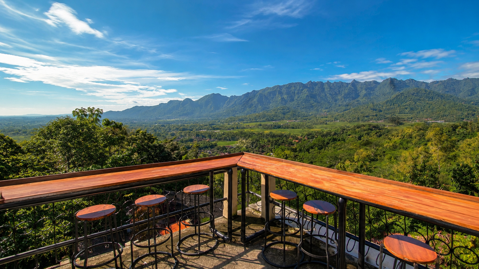 Suasana Kedai Bukit Rhema cafe di perbukitan Menoreh