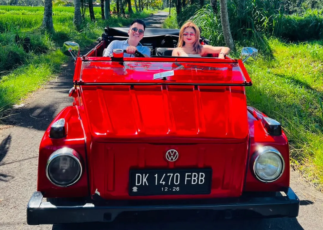 Pengalaman wisata VW klasik di jalur hijau pedesaan
