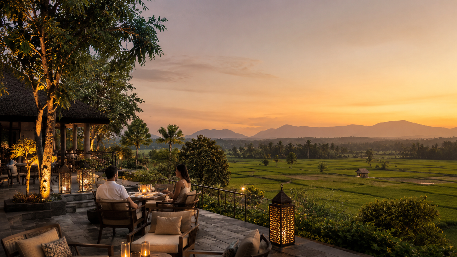Pengunjung menikmati hidangan di Stupa Restaurant Borobudur dengan latar langit senja