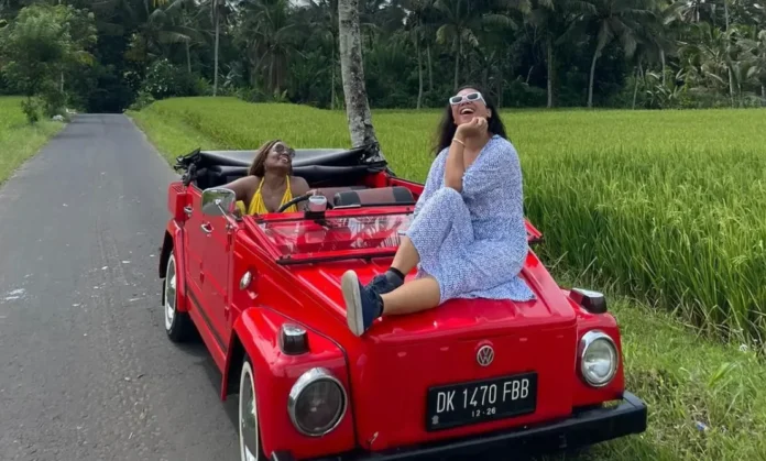 Wisata kendaraan klasik VW Safari Wisata kendaraan klasik menggunakan VW Safari di jalur persawahan