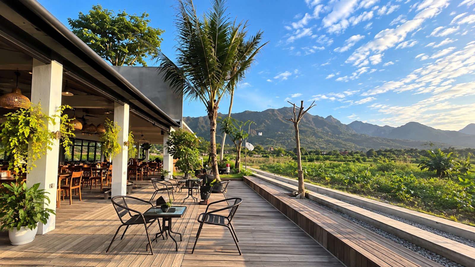 Area outdoor Eyoop Cafe Borobudur menghadap perbukitan