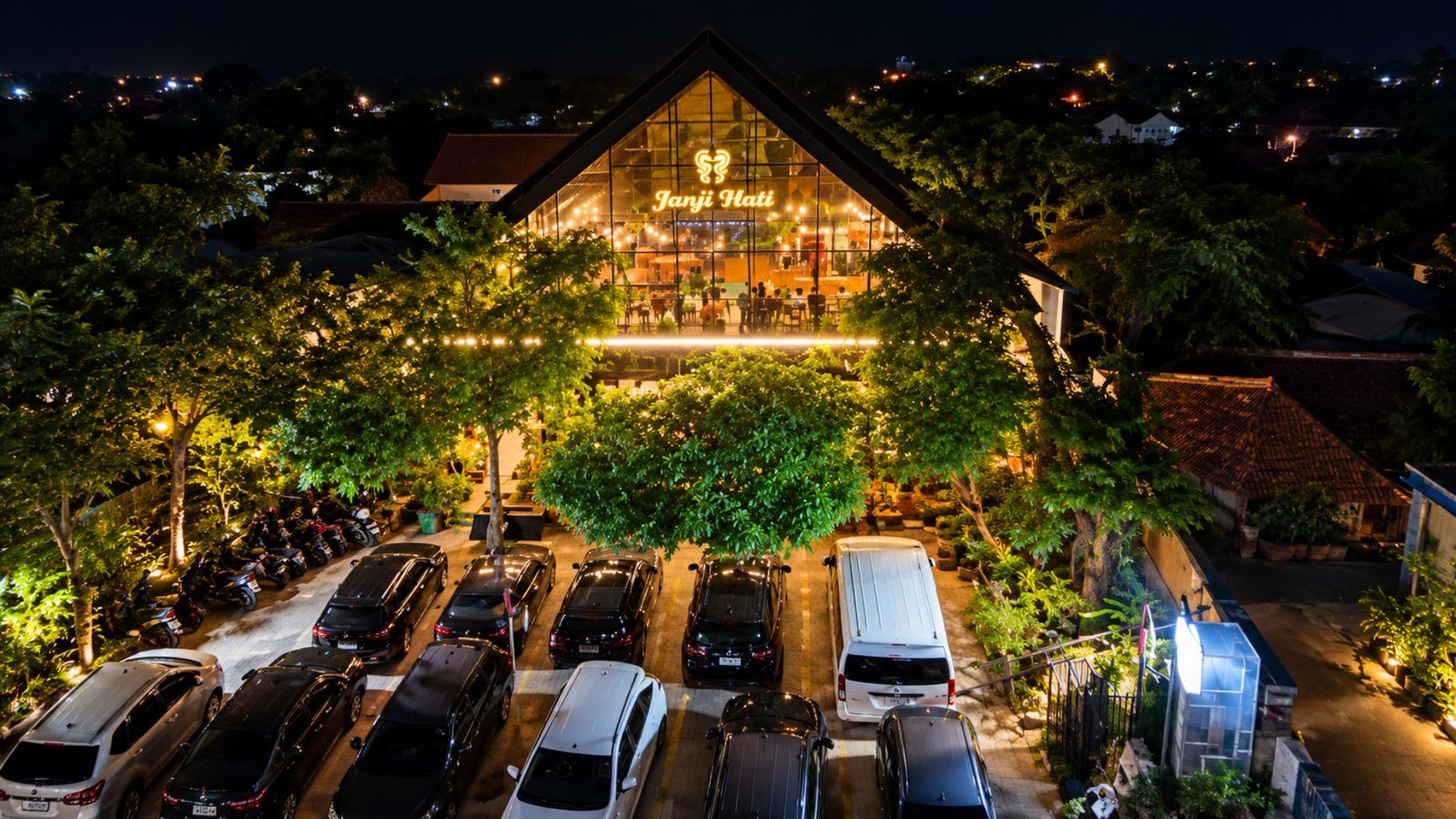 Janji Hati Coffee Kitchen Borobudur malam hari dengan parkir ramai