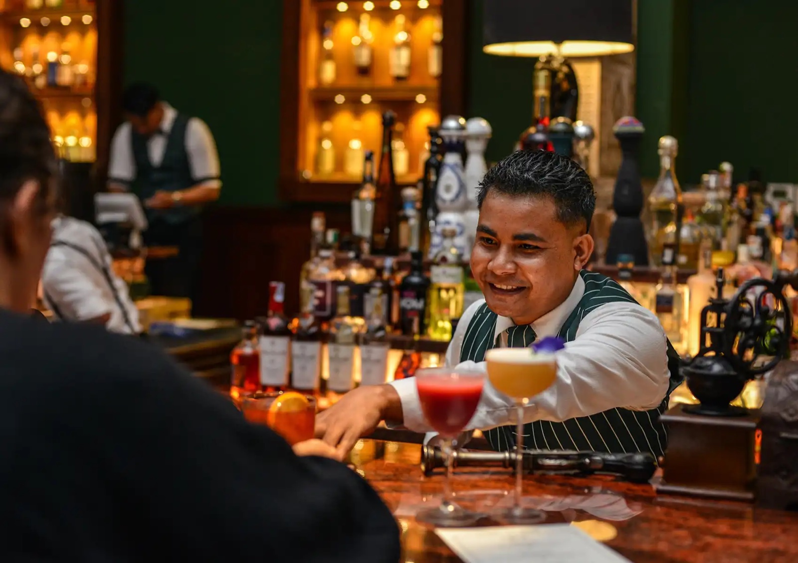 Bartender Pinstripe Bar Ubud menyajikan cocktail
