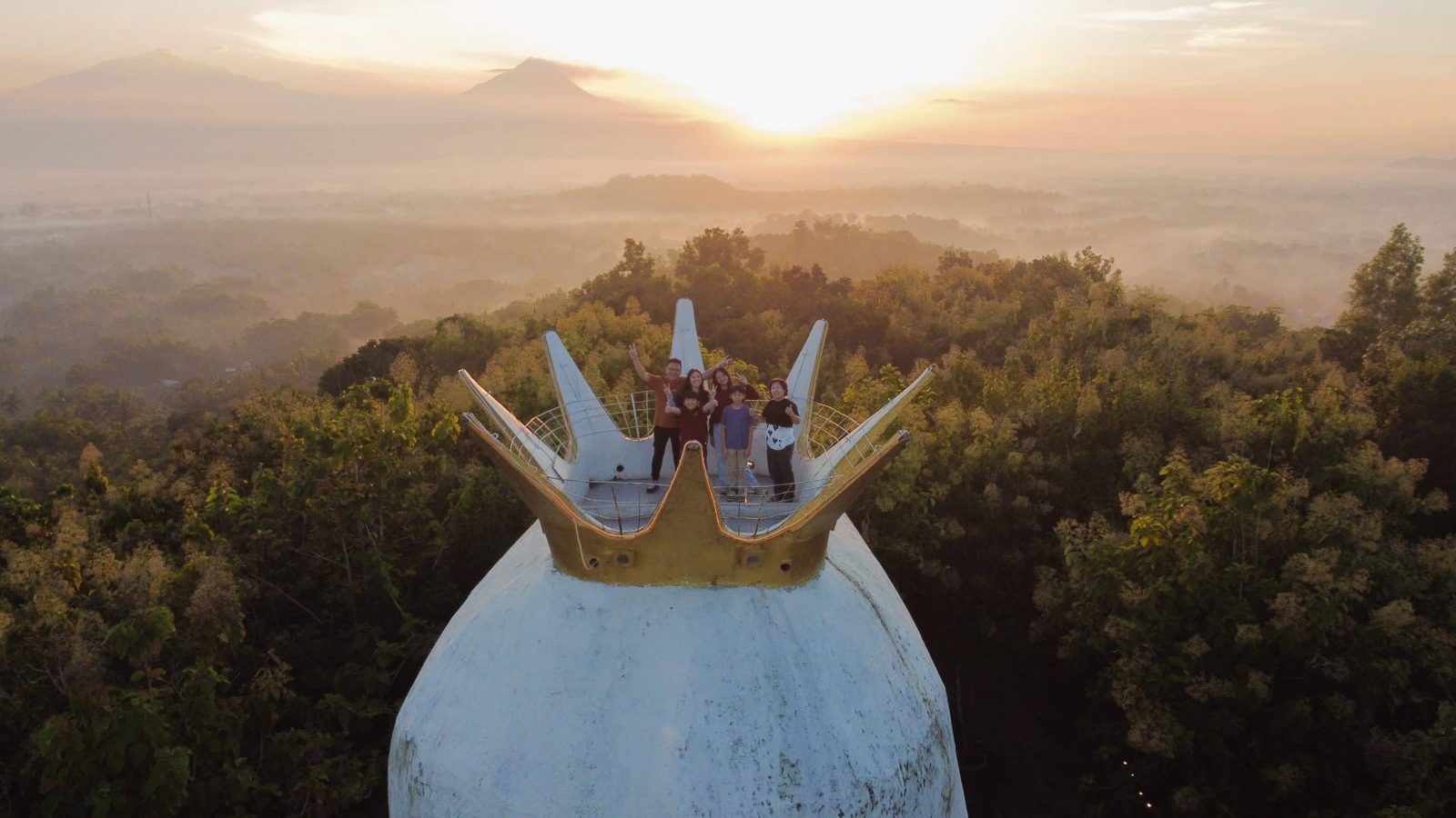 Suasana pagi di Kedai Bukit Rhema dengan view hijau Menoreh