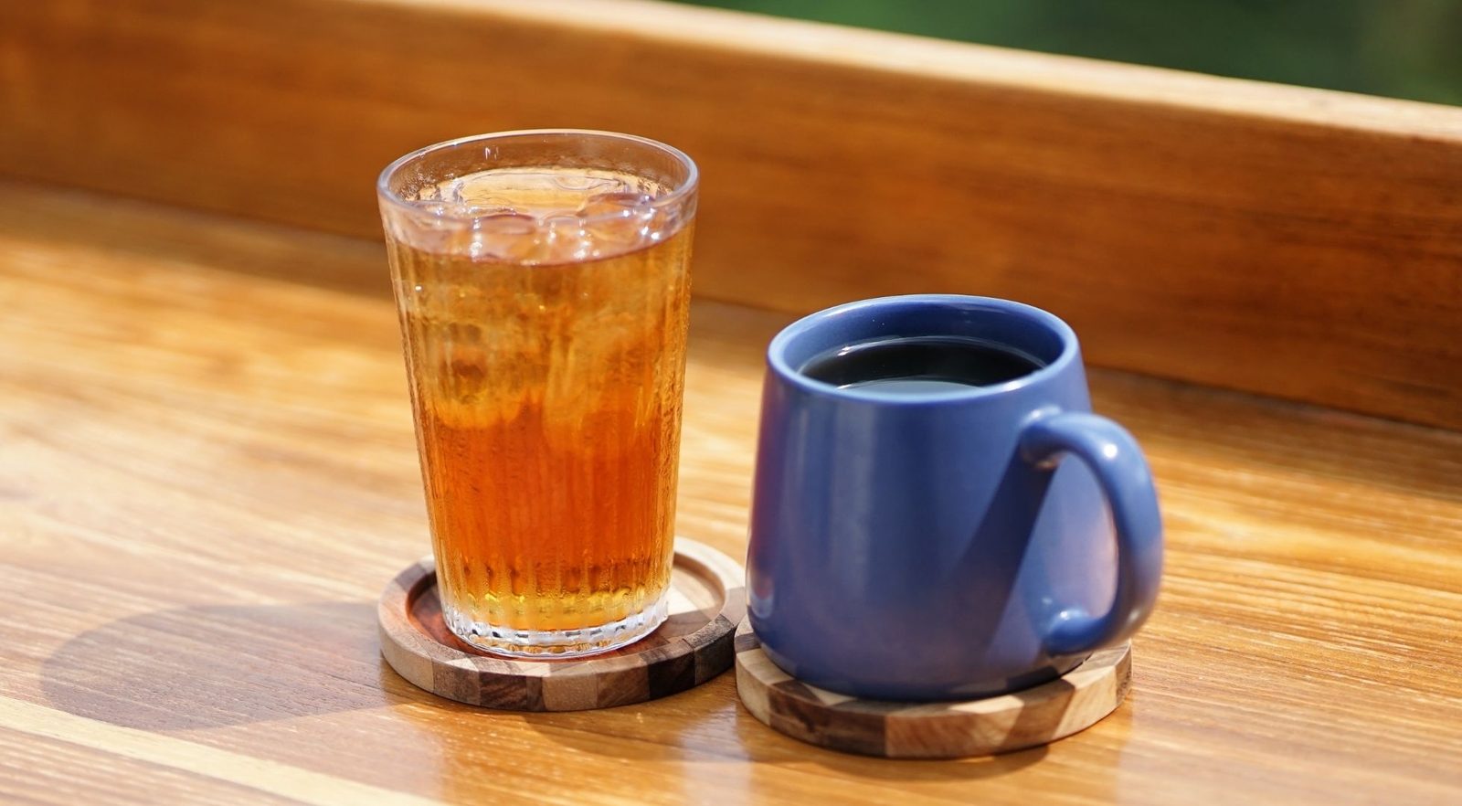Es teh dan teh hangat di meja kayu Kedai Bukit Rhema