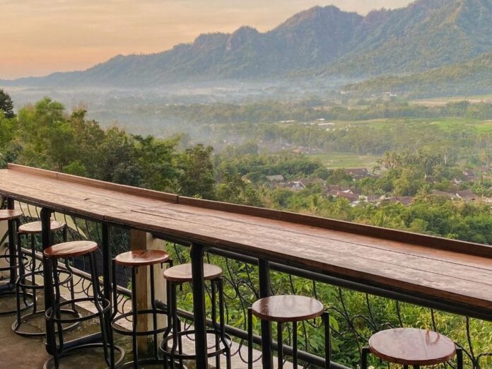 Deretan kursi bar menghadap Perbukitan Menoreh di lantai 3 Kedai Bukit Rhema Magelang
