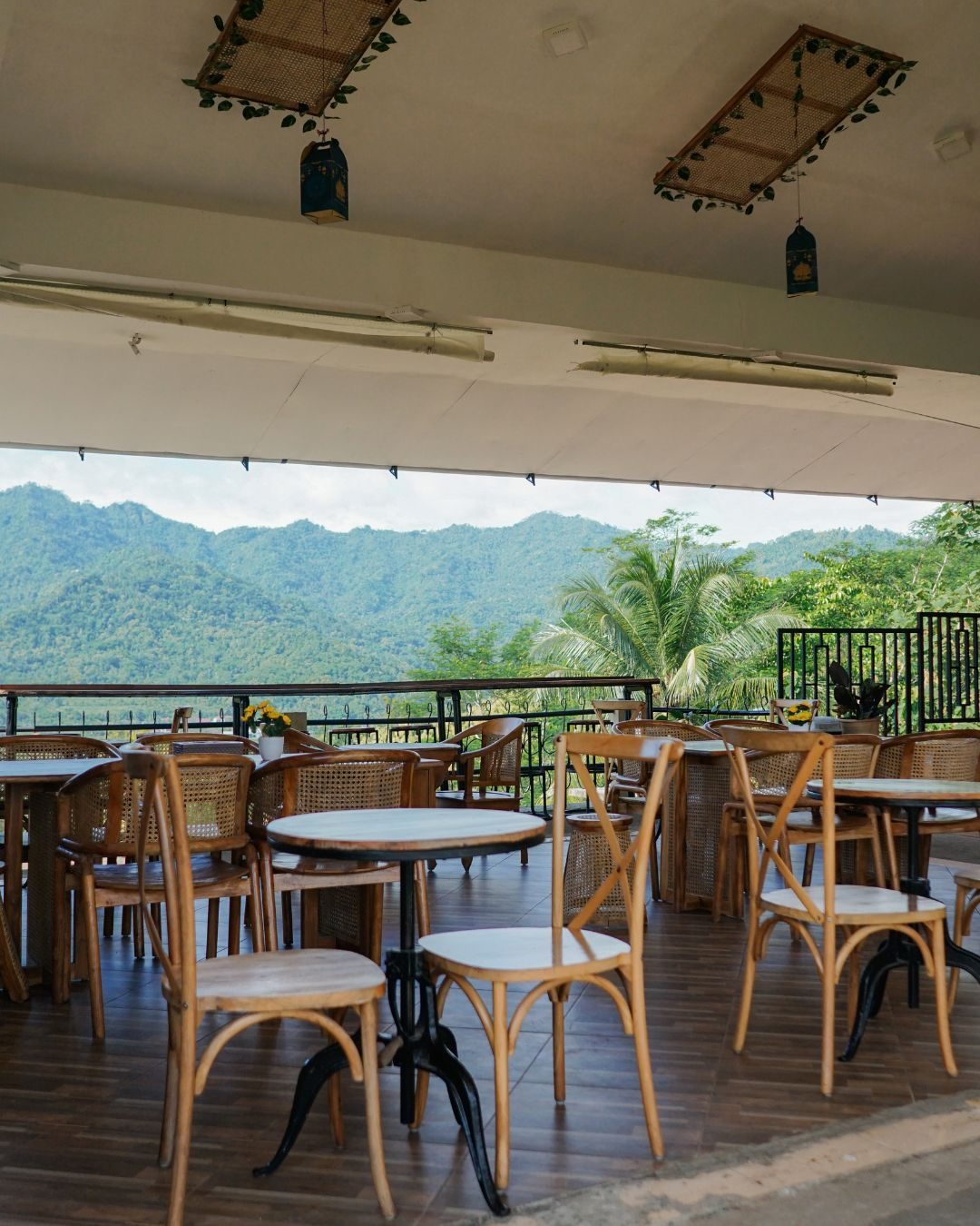 Ruang makan lantai 3 Kedai Bukit Rhema dengan banyak meja untuk rombongan keluarga