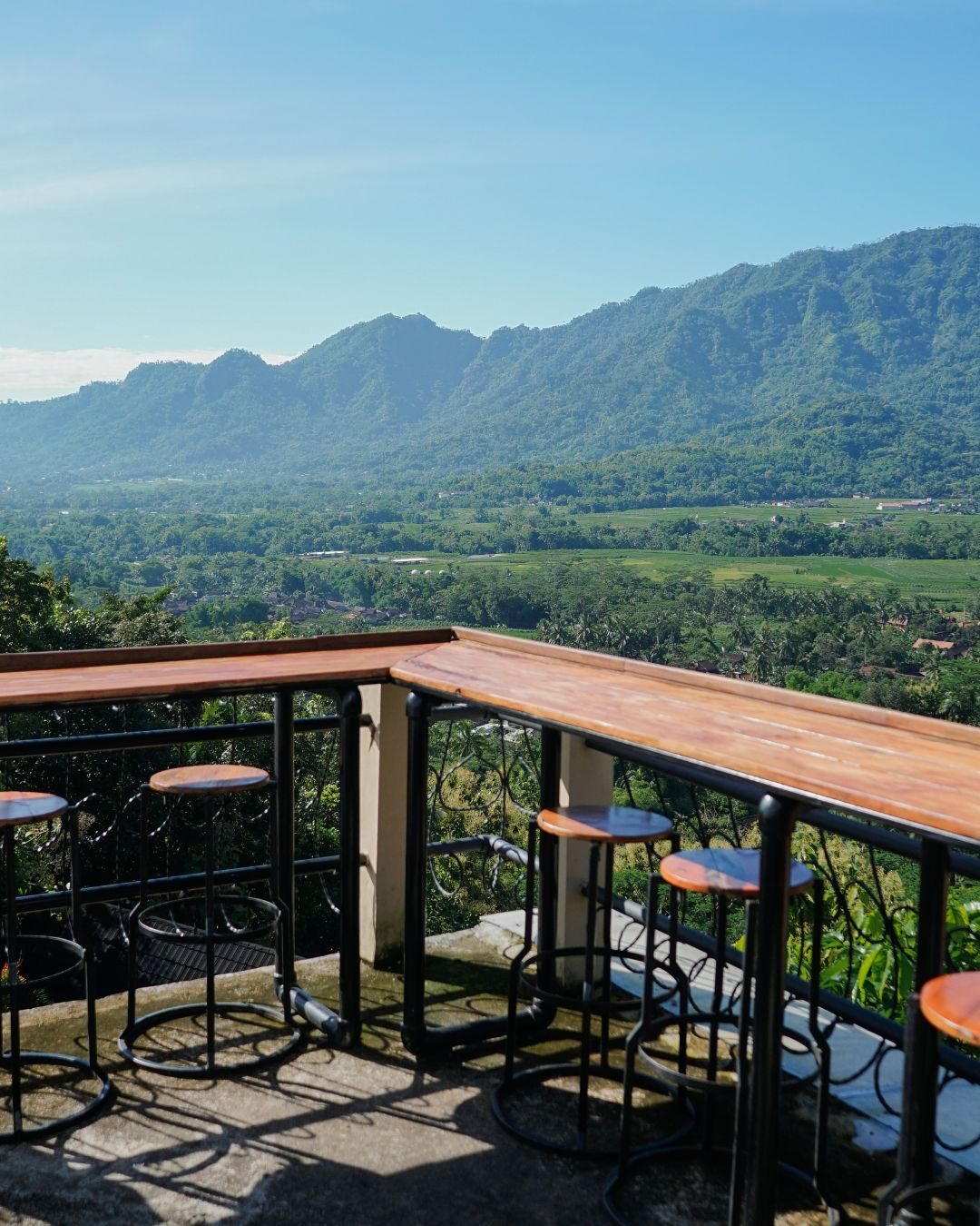 Kursi bar menghadap Perbukitan Menoreh di cafe view Kedai Bukit Rhema Magelang